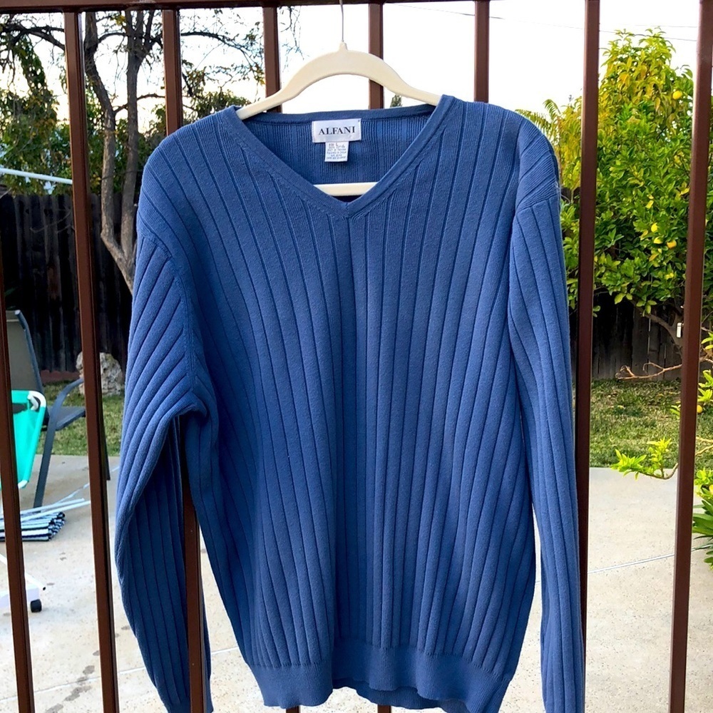 ALFANI MEN’S BLUE V - NECK LONG SLEEVE SWEATER - LARGE VINTAGE